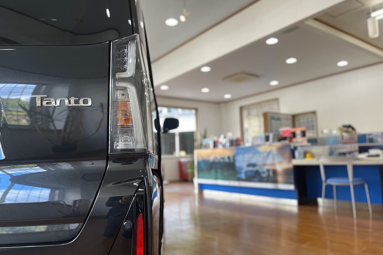 店舗内にある車の後部と受付
