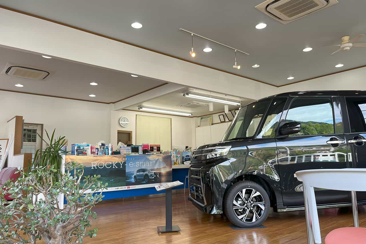 店舗内にある車と受付