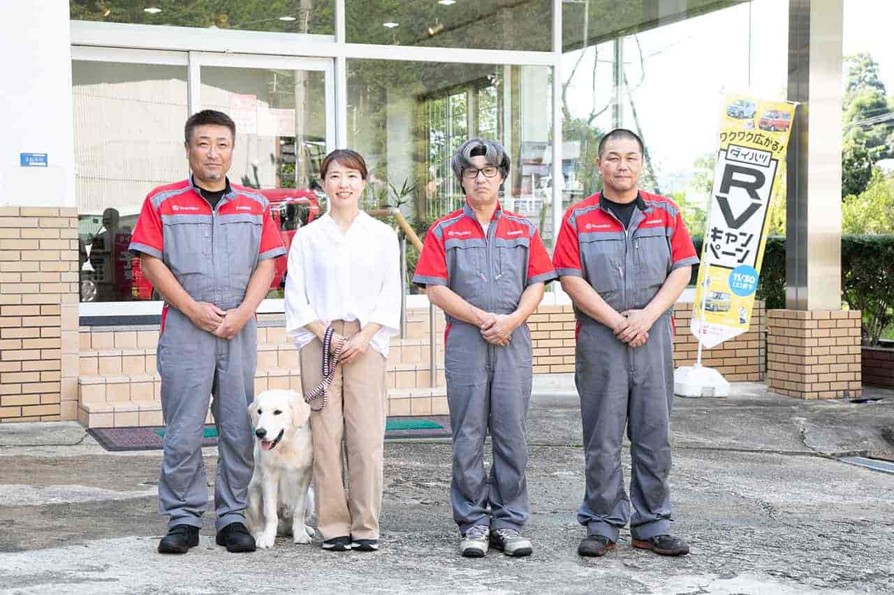 石田自動車代表ご夫婦とスタッフ