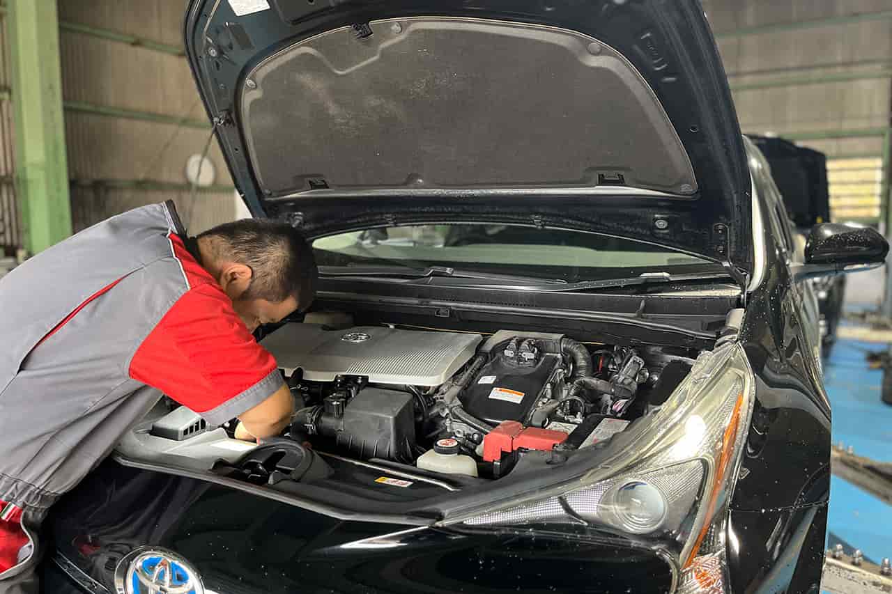 車のフロントを整備している様子