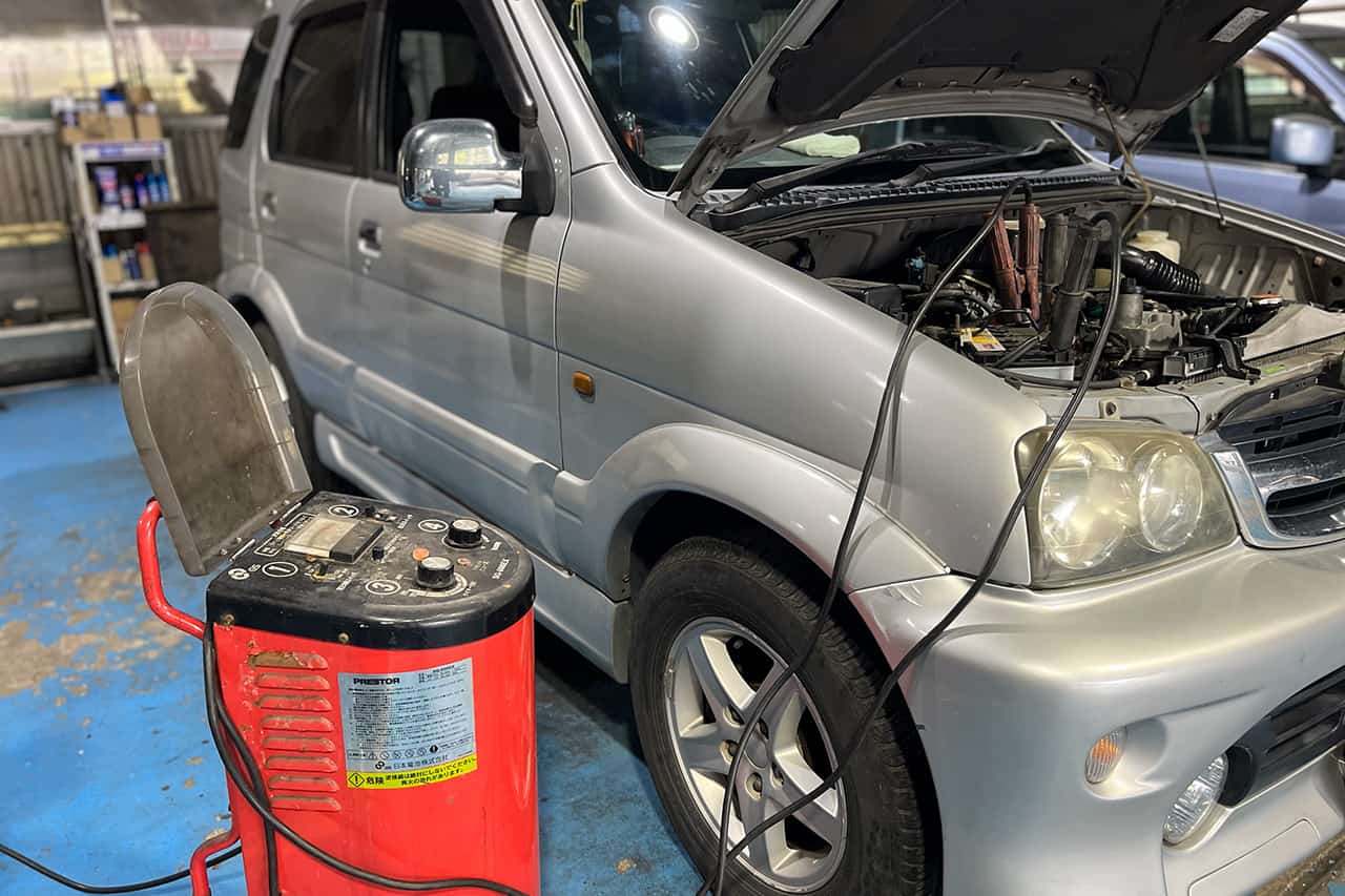 車のエアコンの調整をしている