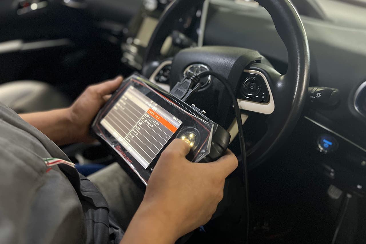 車をコンピューター診断している様子